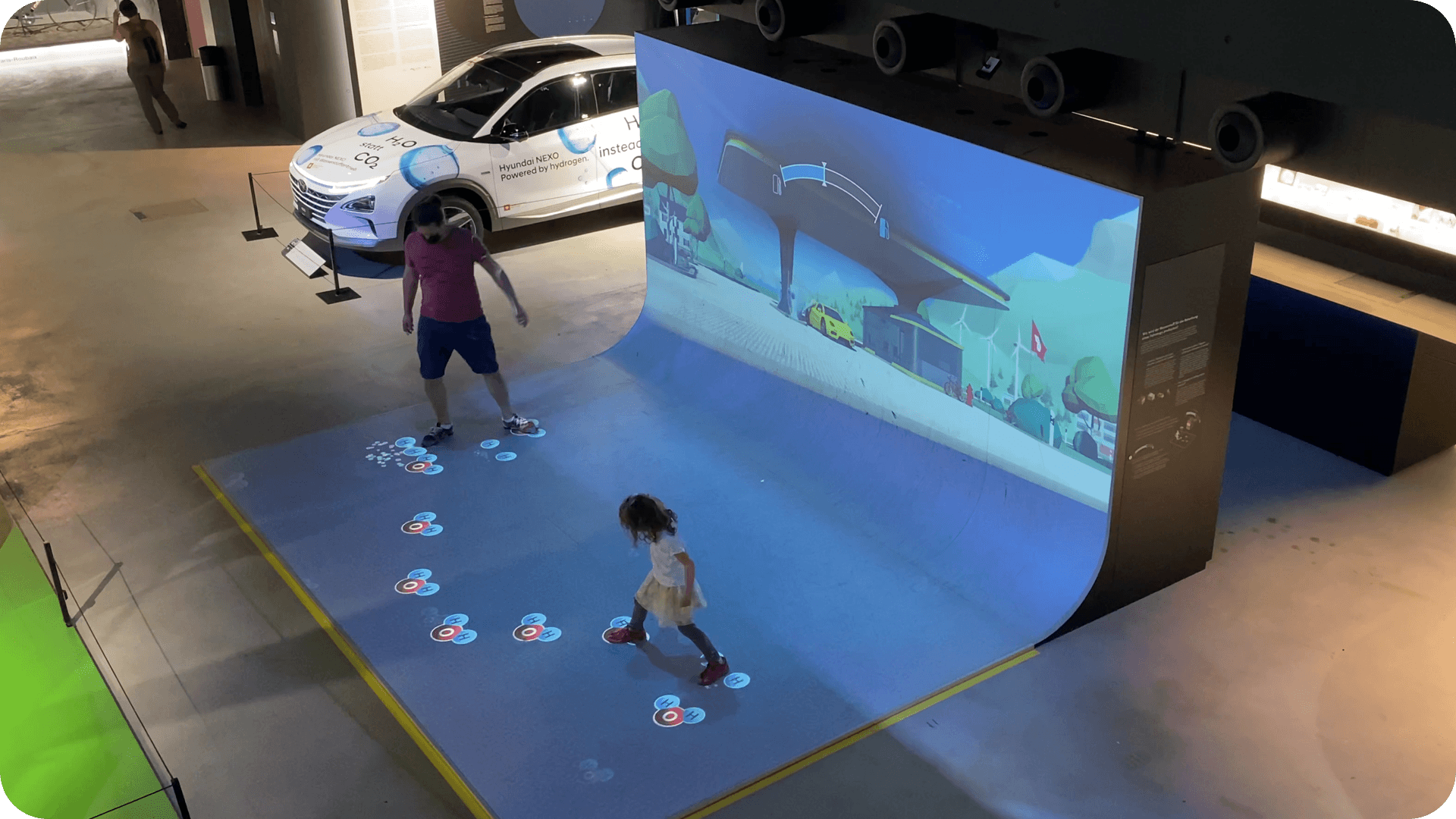 Aufw&auml;ndige Hohlkehlenkonstruktion macht die Sonderausstellung zu einem 6 Meter breiten, 3 Meter hohen Screen mit interaktivem Boden