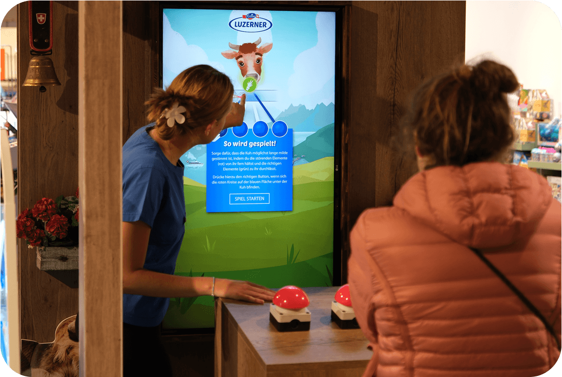 Hochformat-Game eingebettet in ein Holz-Chalet f&uuml;r Retail-Promos am POS