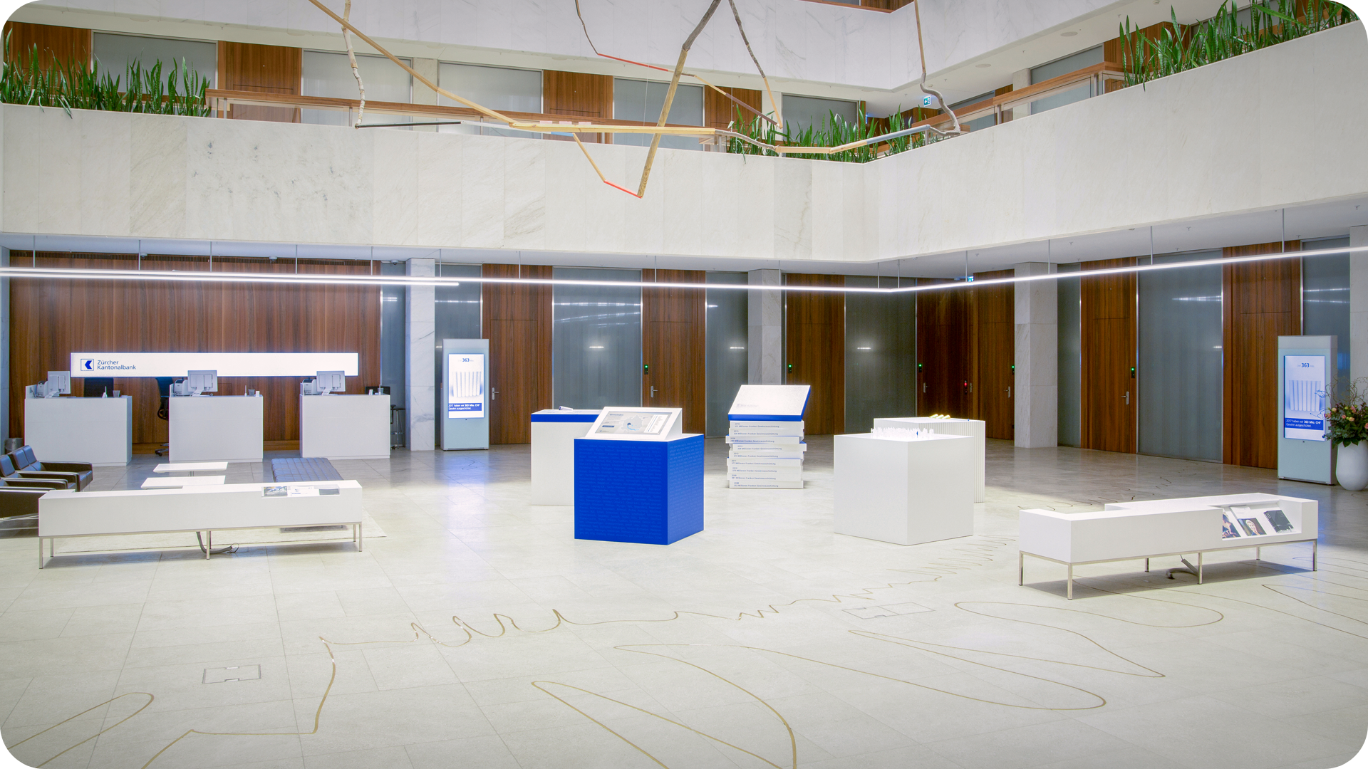 Physische Installation am Hauptsitz der Zürcher Kantonalbank mit 5 individuellen Kuben, von Staay vorne der interaktive Touchscreen-Tisch